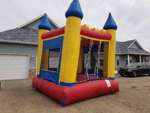 lot 104 image: Funtec Castle Bounce House Inflatable