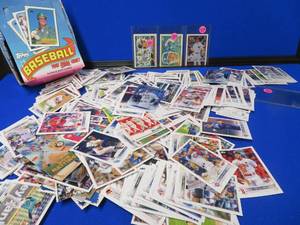 lot 63 image: LOT OF MIXED BASEBALL CARDS.