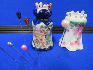 lot 74 image: VINTAGE SALT AND PEPPER SHAKERS AND HAT PINS