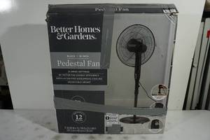 lot 31 image: Black and Decker 18 Pedestal Fan