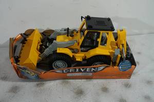 lot 137 image: Driven Tractor with Bucket and Excavator