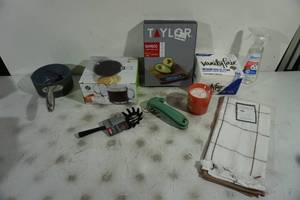 lot 159 image: Assorted Kitchen Items - Scale, Towels, Napkins