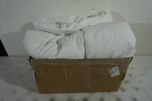 lot 174 image: Room Essentials Comforter - QueenFull