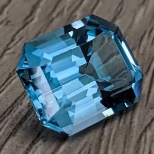 lot 12B image: 13.30 Carat Natural Swiss Blue Topaz Gemstone