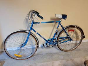 lot 36 image: Schwinn DeLuxe Racer Bicycle