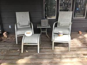 lot 567 image: Patio Set