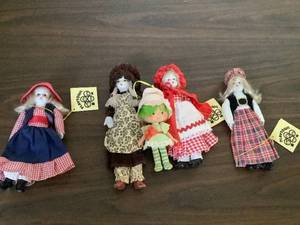 lot 527 image: Collectible Dolls