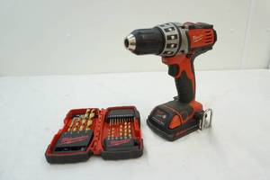 lot 3 image: Milwaukee 18v drill with battery and drill bit set