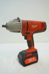 lot 4 image: Milwaukee 28v heavy duty driver with battery