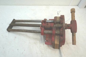 lot 126 image: large vice clamp