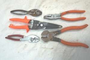 lot 131 image: metal cutters and plyers