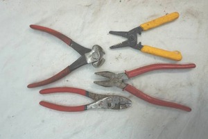 lot 132 image: wire cutter and plyers