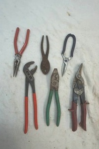 lot 134 image: metal cutters, plyers, needle nose