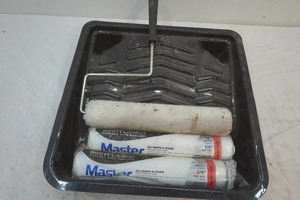 lot 148 image: 12 paint tray with handle and rollers