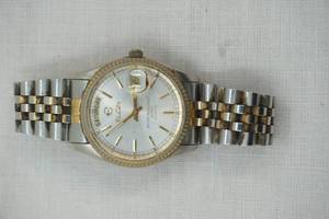 lot 188 image: Elgin quartz watch