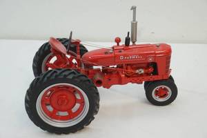 lot 208 image: Farmall Model H tractor