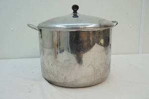 lot 277 image: Farber ware pot with lid