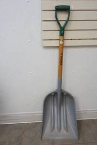 lot 366 image: Truper scoop shovel