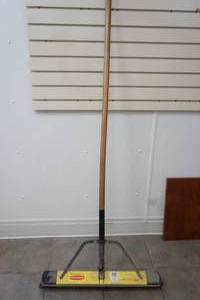 lot 372 image: Rubbermaid push broom