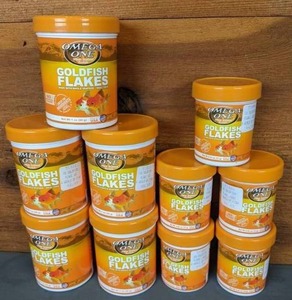 lot 568 image: NEW Omega One Goldfish Flakes, Five 1 oz. Containers, Five .42 oz. Containers
