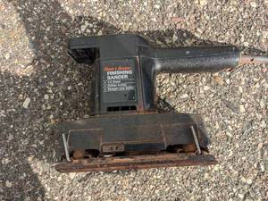 lot 1170 image: Black & Decker 7436 Finishing Sander