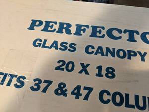 lot 1274 image: NEW Perfecto Glass Canopy, Fits 20 x 18 Aquariums, 37 & 47 Columns