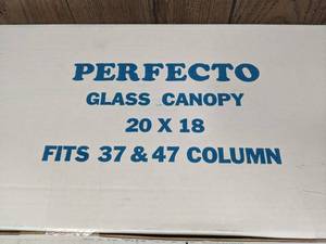 lot 1253 image: NEW Perfecto Glass Canopy, Fits 20 x 18 Aquariums, 37 & 47 Columns