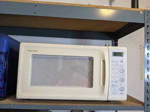 lot 1306 image: White Panasonic Microwave