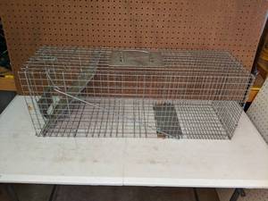 lot 1184 image: Havahart Lititz. Pa 1-Door Large Animal Trap, 32 x 10 X 12