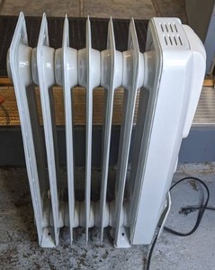 lot 1486 image: DeLonghi EW7707CM Safeheat 1500W ComforTemp Portable Oil-Filled Radiator