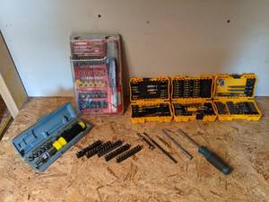 lot 1366 image: Assortment of Interchangeable Screwdrivers and Driver Bits Husky and DeWalt