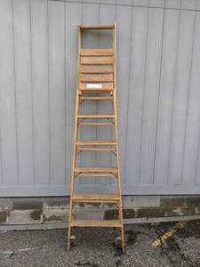 lot 10 image: Wooden Platform Size 6 Blue Ribbon Ladder Model 11228 Type 1 Heavy Duty