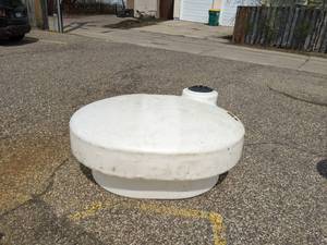lot 1396 image: 210 Gal. Pickup Truck Polyethylene Tank
