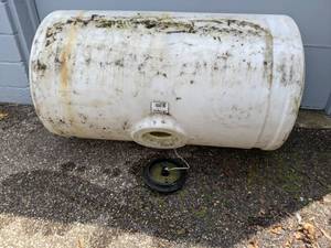 lot 1398 image: 200 Gal. Polyethylene Tank