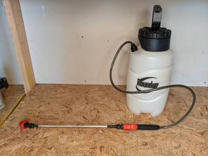 lot 1374 image: Roundup Plastic Handheld Sprayer