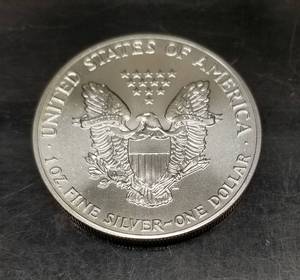lot 18 image: 1989 AMERICAN SILVER EAGLE 1 TROY OZ .999 FINE SILVER