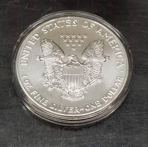 lot 32 image: 1990 AMERICAN SILVER EAGLE 1 TROY OZ .999 FINE SILVER IN AIRTITE