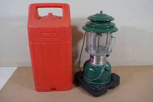 lot 286 image: Vintage Coleman 220K Lantern with Case