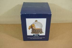 lot 76 image: Disney Showcase Winnie the Pooh Musical Water Globe