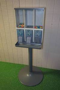 lot 143 image: Vendstar 3000 Candy Machine - 3 Selection - Quarter