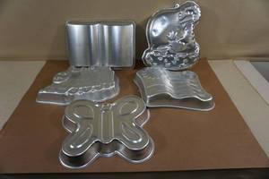 lot 228 image: Wilton Cake Pans - Big Bird, Book, Thomas, Flag, Butterfly