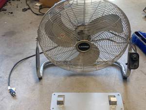 lot 30 image: Lasko 20 Inch Fan with Wall Bracket