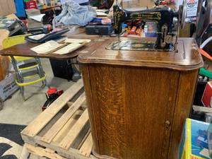 lot 38 image: Old Homestead Sewing Machine & Cabinet from 1928