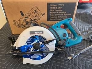 lot 59 image: Makita 7 14 Worm Drive Circular Hypoid Saw 5277NB (Next to New)
