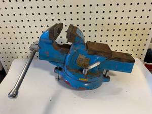 lot 78 image: 4 Inch Bench Vice