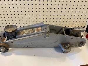 lot 79 image: 4000 Pound Hydraulic Floor Jack