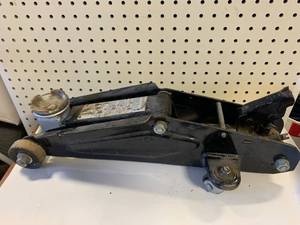 lot 80 image: 4000 Pound Hydraulic Floor Jack