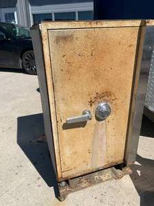 lot 84 image: 1000 Pound Safe 22 X 23 X 36 on Casters 1 Inch Thick Walls with Combination