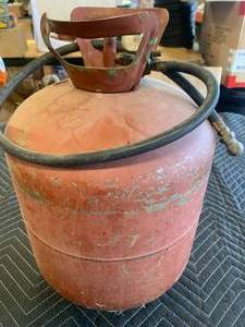 lot 92 image: Air Tank, 18 Inch Tall