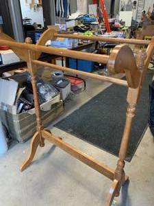 lot 100 image: Wood Quilt Display Rack 38 34 Inch Tall